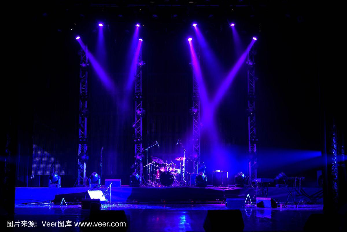 舞臺燈光與樂器的交響
